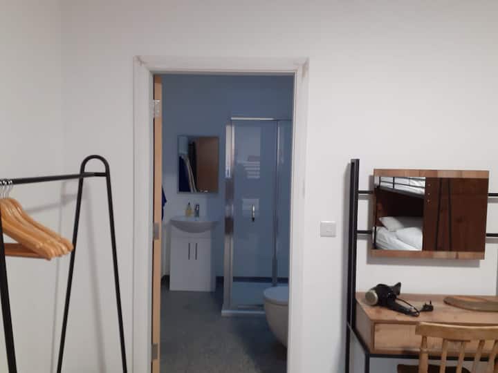 ห้องพัก Wee Byre - ห้องน้ำในตัวพร้อมห้องอาบน้ำฝักบัวแบบวอล์คอิน