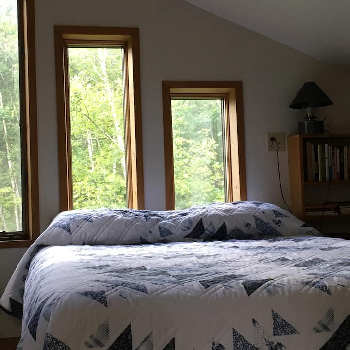 El loft está bien iluminado con ventanas en tres lados, despierta con el sol y hermosas vistas naturales. Cama tamaño queen.