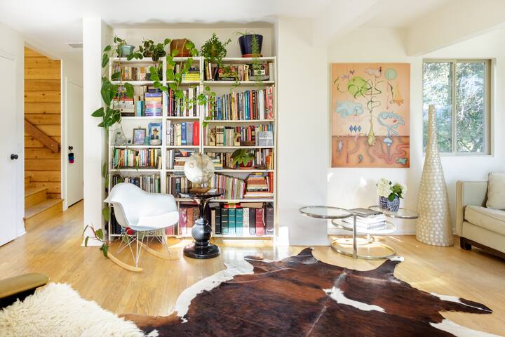 Light Filled Bohemian Haven with Hot Tub and Mountain Views gallery image 2