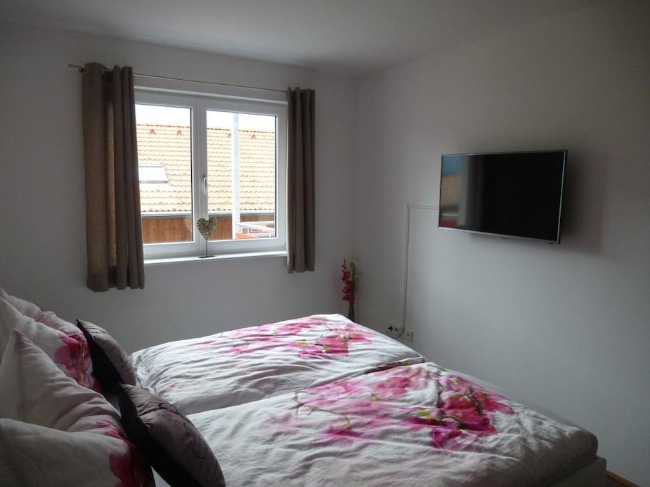 Großes Schlafzimmer mit Doppelbett