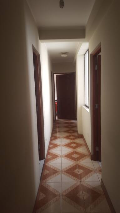 Áreas bien distribuidas e iluminadas. 1 cuarto con cama de 2 plazas y 1 cuarto de 2 camas de plaza y media.