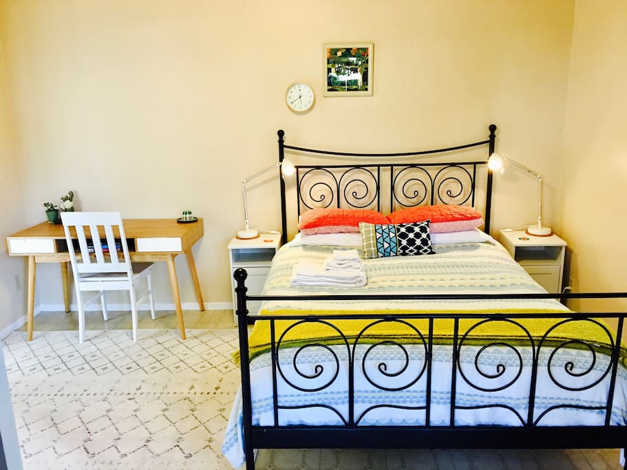 Queen bed with handmade Aireloom mattress and deluxe Mellanni fine linens