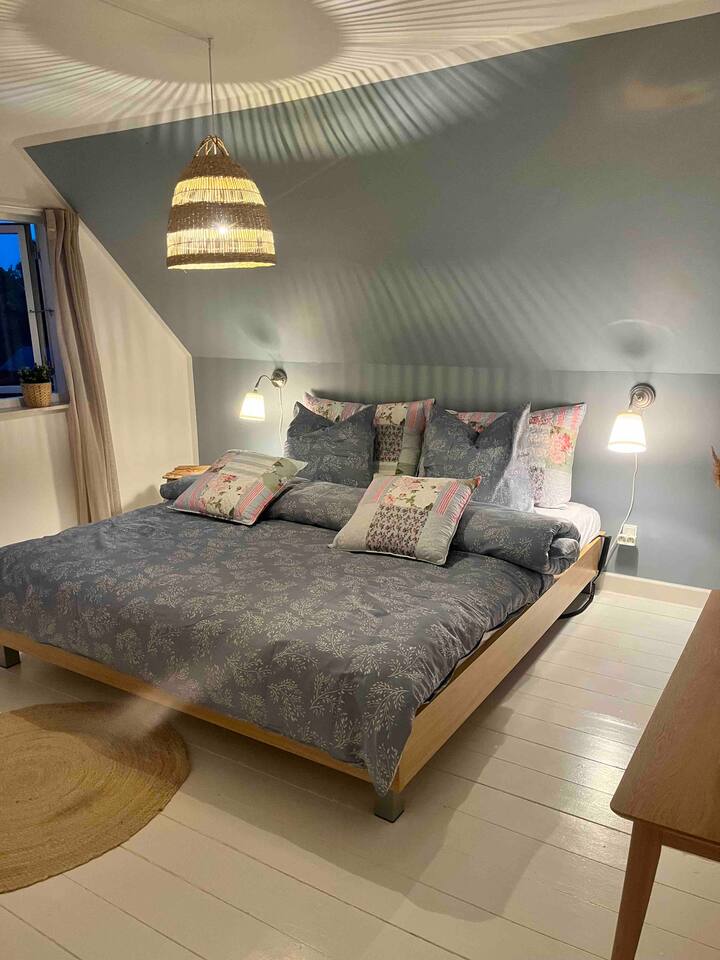 Spálňa na 1. poschodí s nadmorskou posteľou 180 cm (matrace 2x90 x 200 cm)