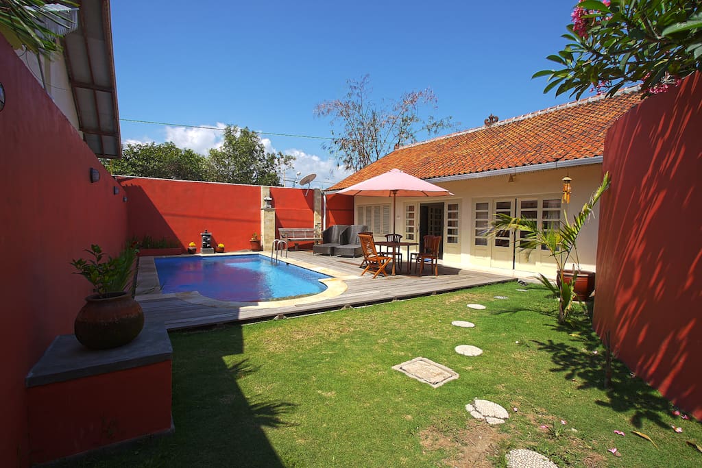 A spacious private tropical garden