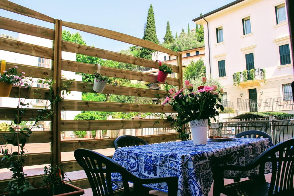 A green corner on the terrace, with a view on the hill