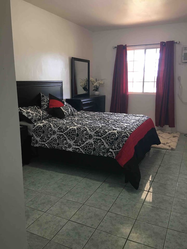 Priestranná hlavná spálňa s veľkou skrinkou. Stará fotka vyhotovená počas dňa bez rozsvietených svetiel. 