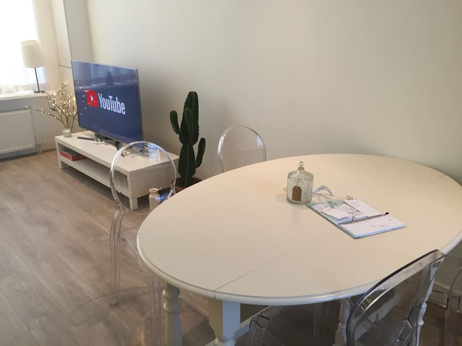 Table with 4 polycarbonate chairs.