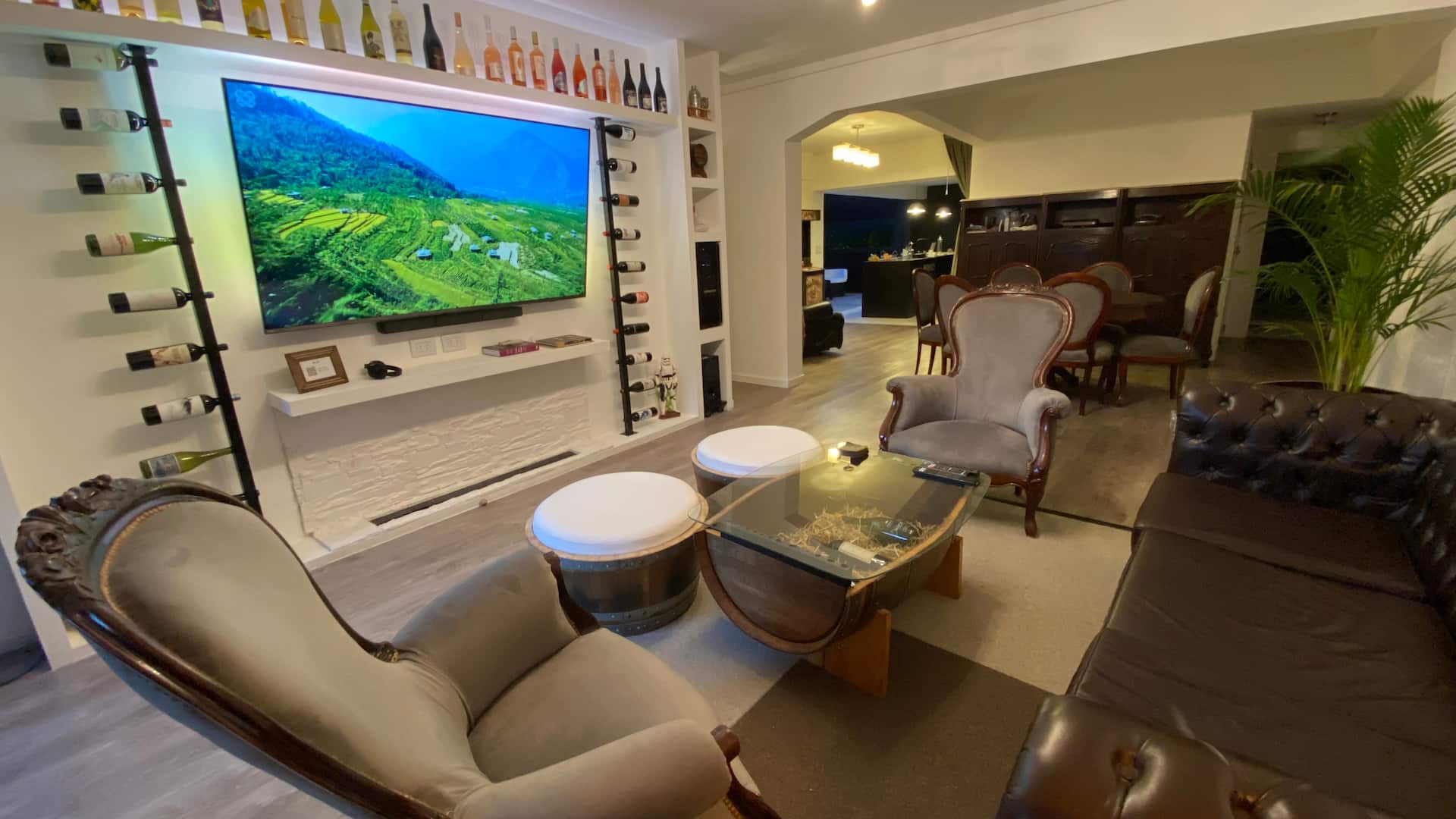 Stylish apt. with priv. sauna, arcade & wine decor