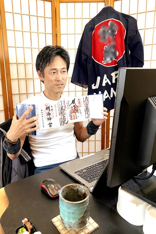 Show full-screen, host-provided image