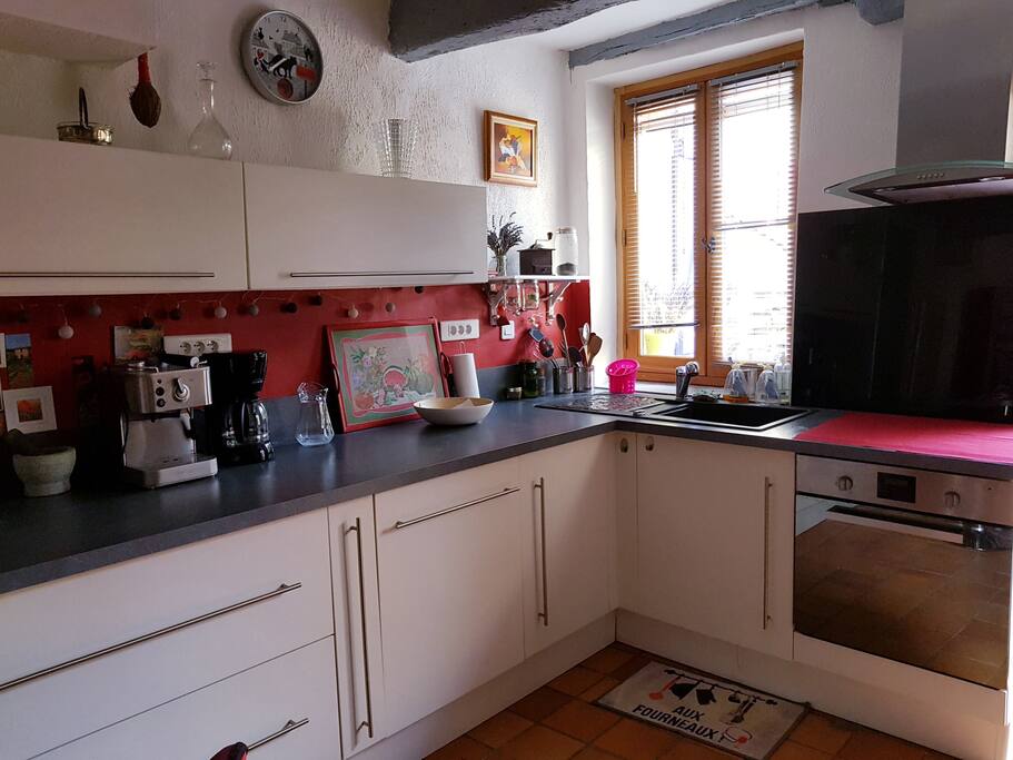 cuisine équipée, lave vaisselle, four, plaque induction, hotte , frigo congélateur , lave linge