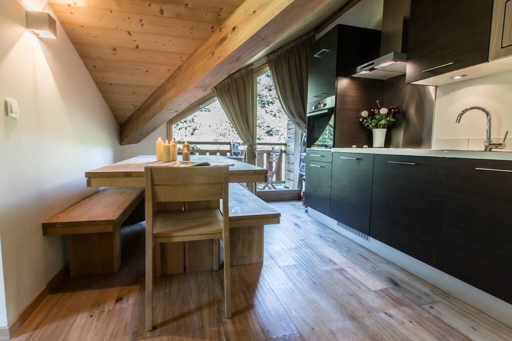 Salle à manger et cuisine avec accès au balcon