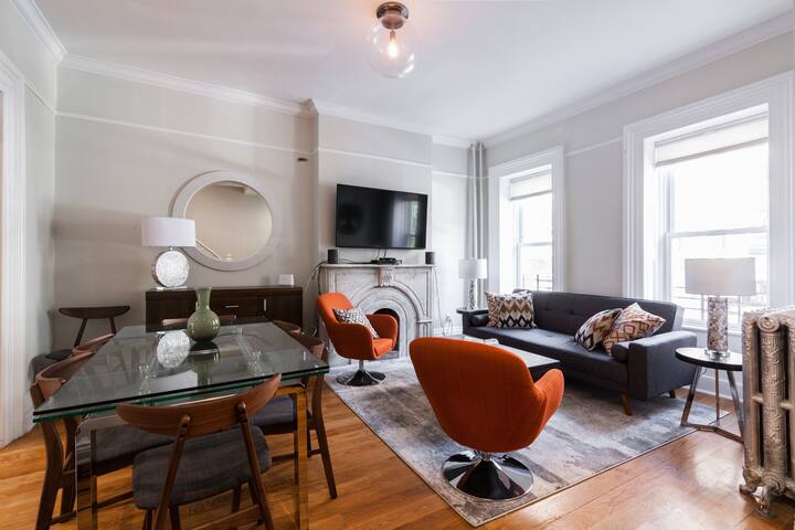 Modern Mid-Century Townhouse in Williamsburg! gallery image 2