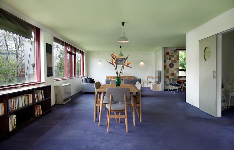 Huge, stylish, central, 3 br apartment with pool. gallery image 2