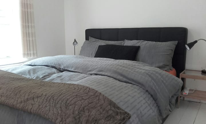 Dormitorio principal con baño privado