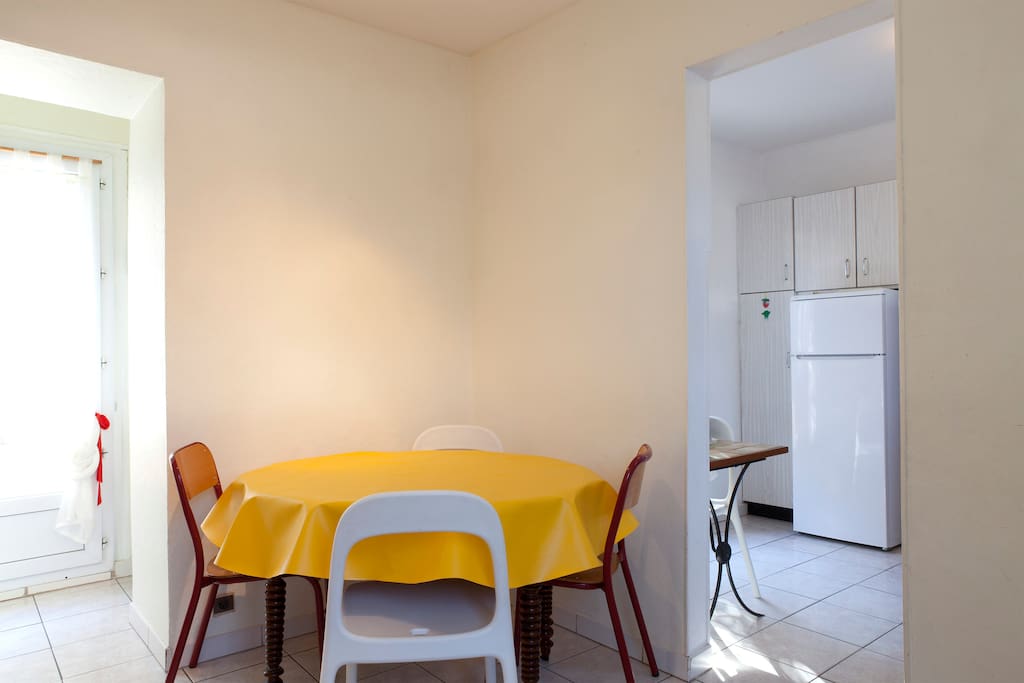 Séjour accessible de la cuisine et de la terrasse