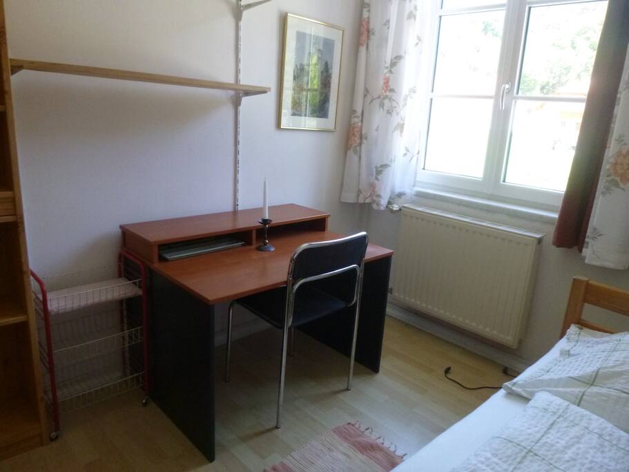 Schreibtisch im Schlafzimmer.