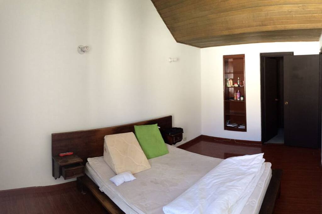 Habitación principal con baño privado