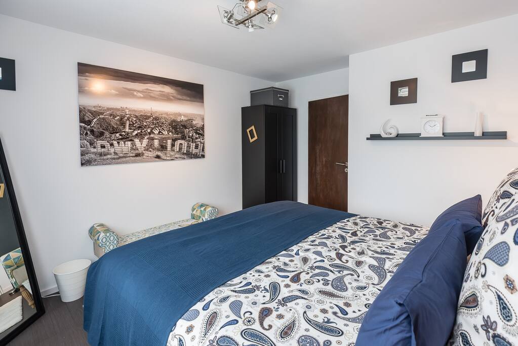Schlafzimmer 1 mit großem Doppelbett