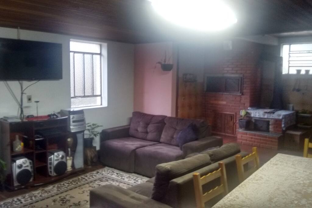 Andar inferior, sala, cozinha, churrasqueira...