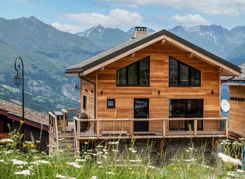 Ski-in/ski-out chalet overlooking Mt Blanc