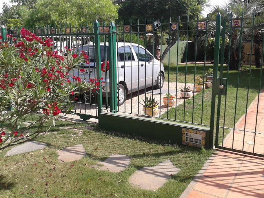 Entrada independiente para el auto con portón corredizo automatizado.