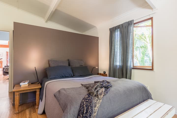 سوف تترف في غرفة النوم الرئيسية في الطابق العلوي، وتطل على قمم الأشجار وأنت تسترخي في السرير. ستحب هذه المساحة الخاصة في المناطق المحيطة الهادئة وتستيقظ من أصوات العصافير. 