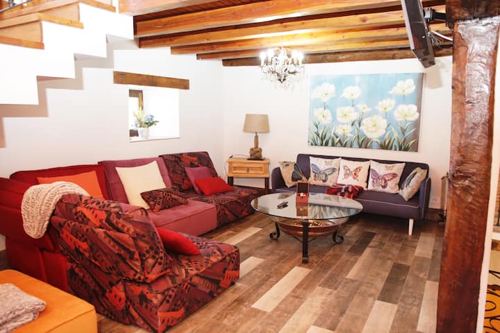 Petraenea Casa Rural, salón con televisor, sofá personalizado. rincones con encanto. espacios para reunirse. 