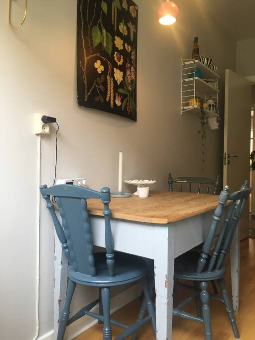 Bord kan flyttes ut fra veggen og flere kan få plass/Dining area at the kitchen.