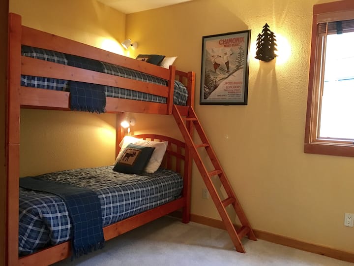 Otro dormitorio tiene una litera con 2 literas individuales perfectas para niños o adultos con mucho espacio para el equipaje. 
