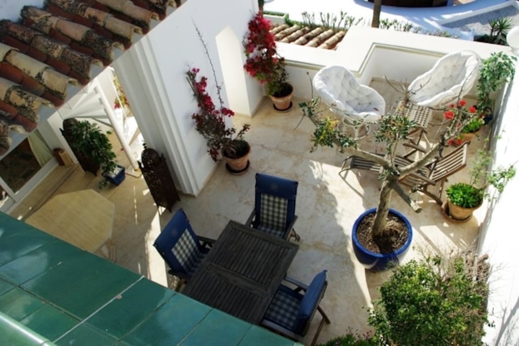 Fully furnished terraces overlooking the sea