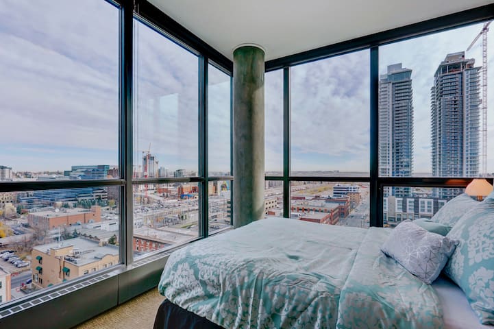 Luxury Downtown/BMO/STAMPDE Condo