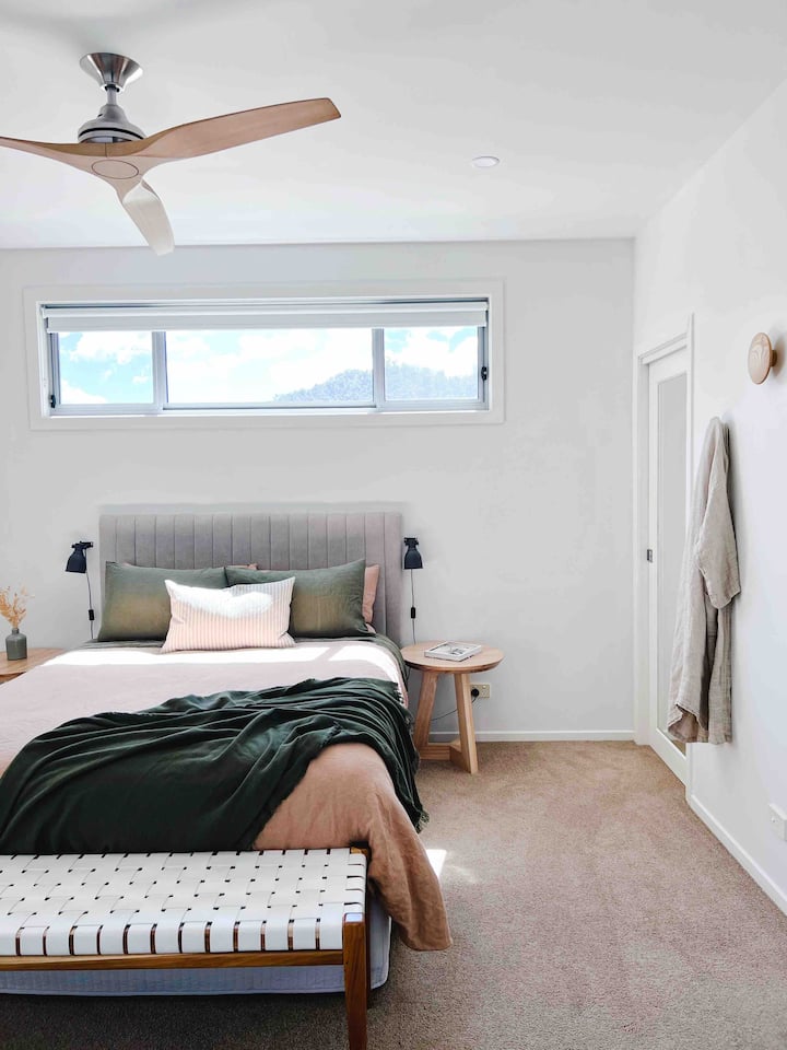 Camera da letto principale con letto matrimoniale e lenzuola Cultiver Linen. Ha una cabina armadio adiacente, un bagno privato e l'accesso al patio. 