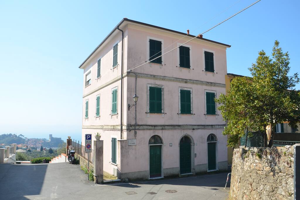 La casa è l'appartamento all'ultimo piano
Our apartment is the last floor of this house