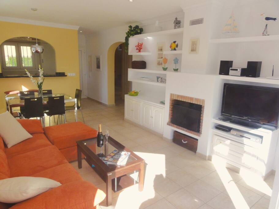 Sat TV (international channels: Es-De-Fr-En), compact music system, DVD player, fireplace
