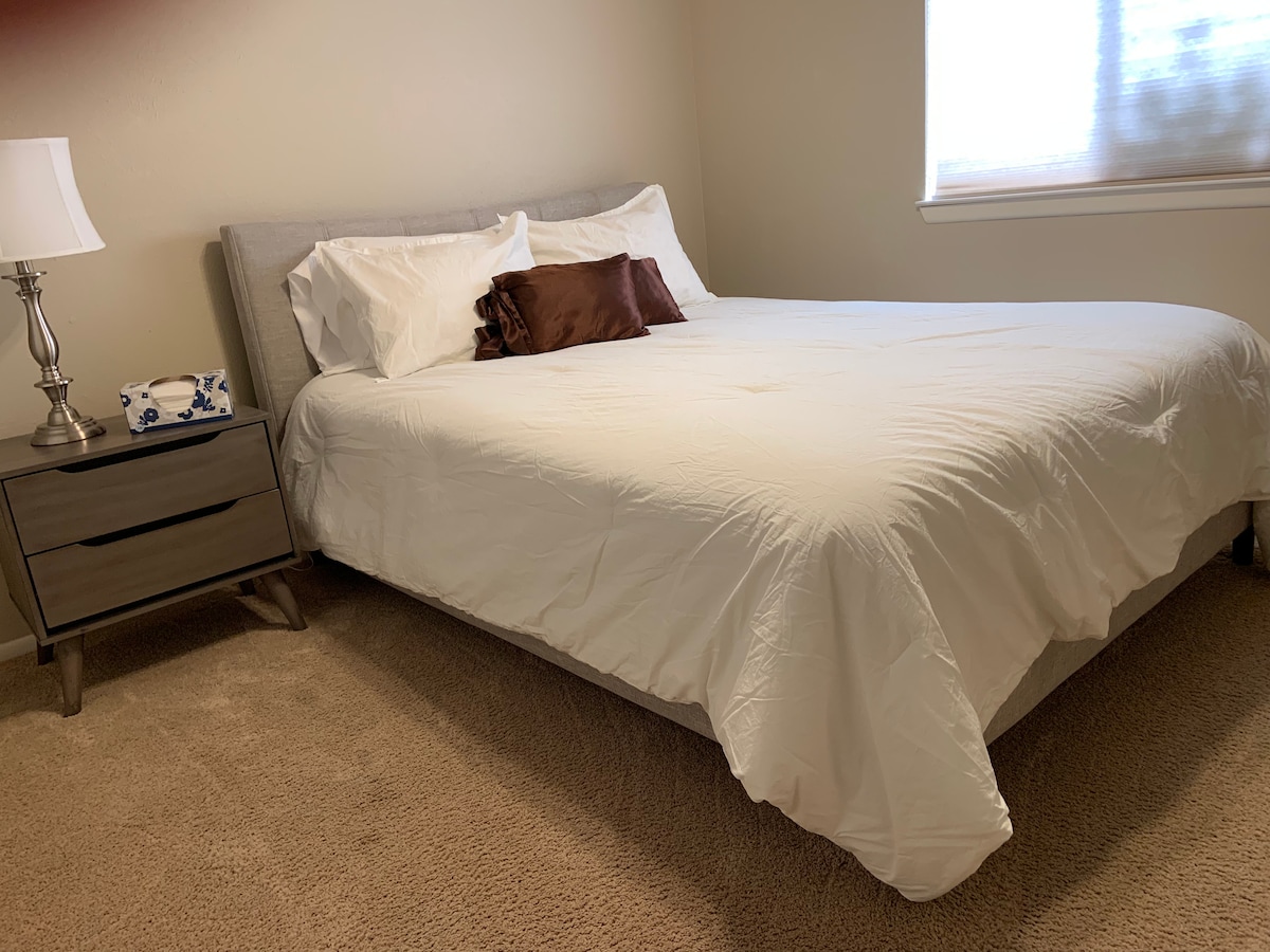 Segundo dormitorio con cama tamaño queen, almacenamiento y armarios.