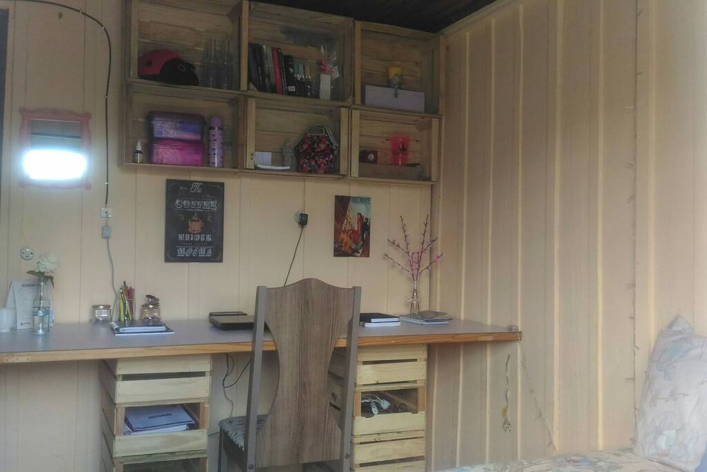 Quarto individual para até dois hóspedes com uma mesa para estudo/ trabalho. Internet inclusa.