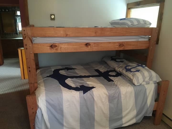 Poschodová izba s manželskou posteľou a 3 dvojčatami