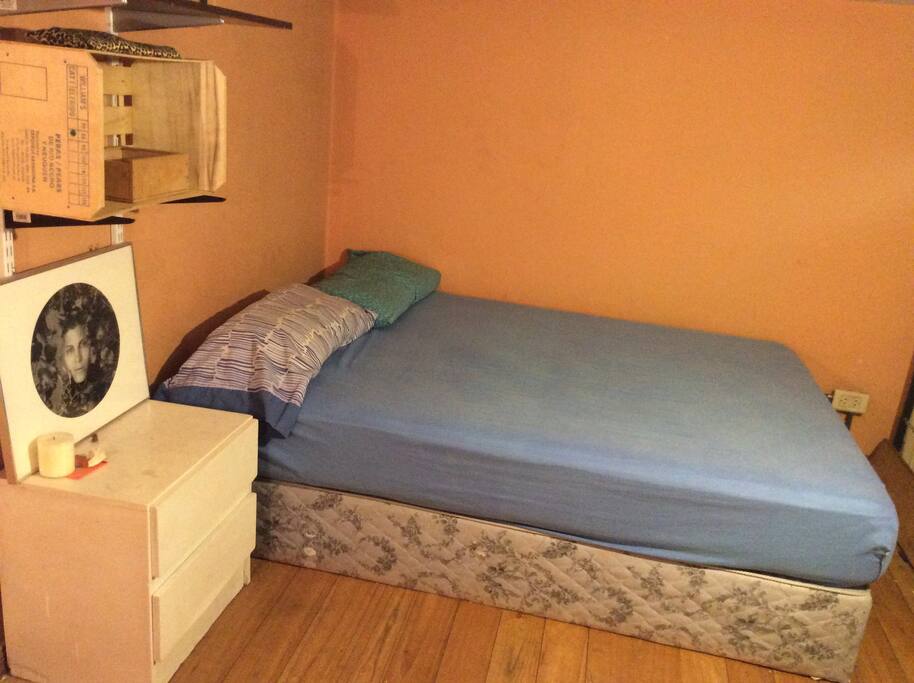 The room is divided in two: this is the second floor. Really quiet, perfect for chilling, it has a big bed and nightstand!
En la parte de arriba del cuarto, muy silencioso, hay una cama doble.