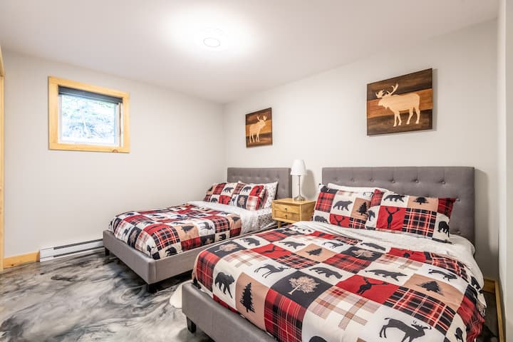 2 double beds on the garden floor