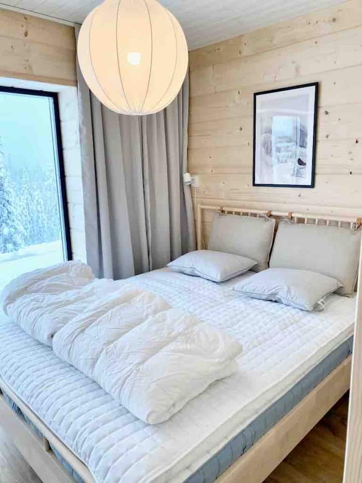 Dormitorio 3 en la planta inferior con cama de matrimonio. 