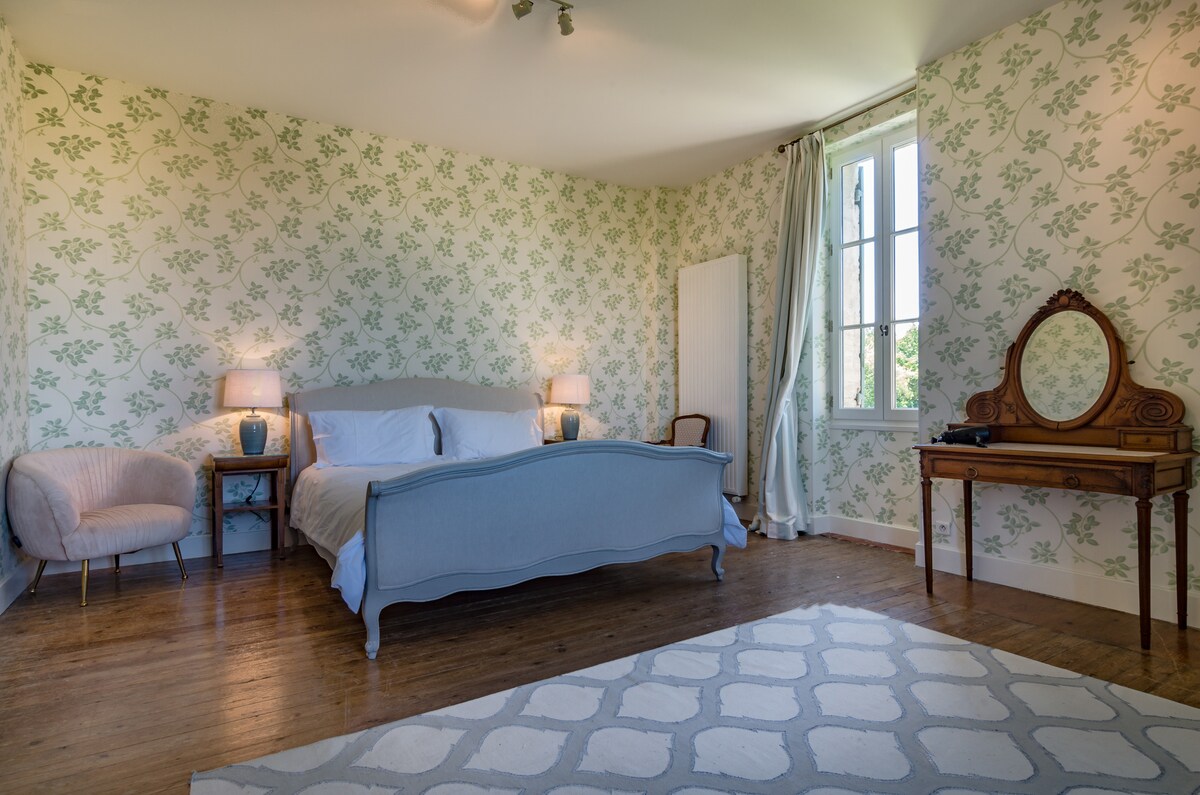 Chumba cha kulala 2 kilicho na kipengele maradufu na mwonekano juu ya mizabibu.