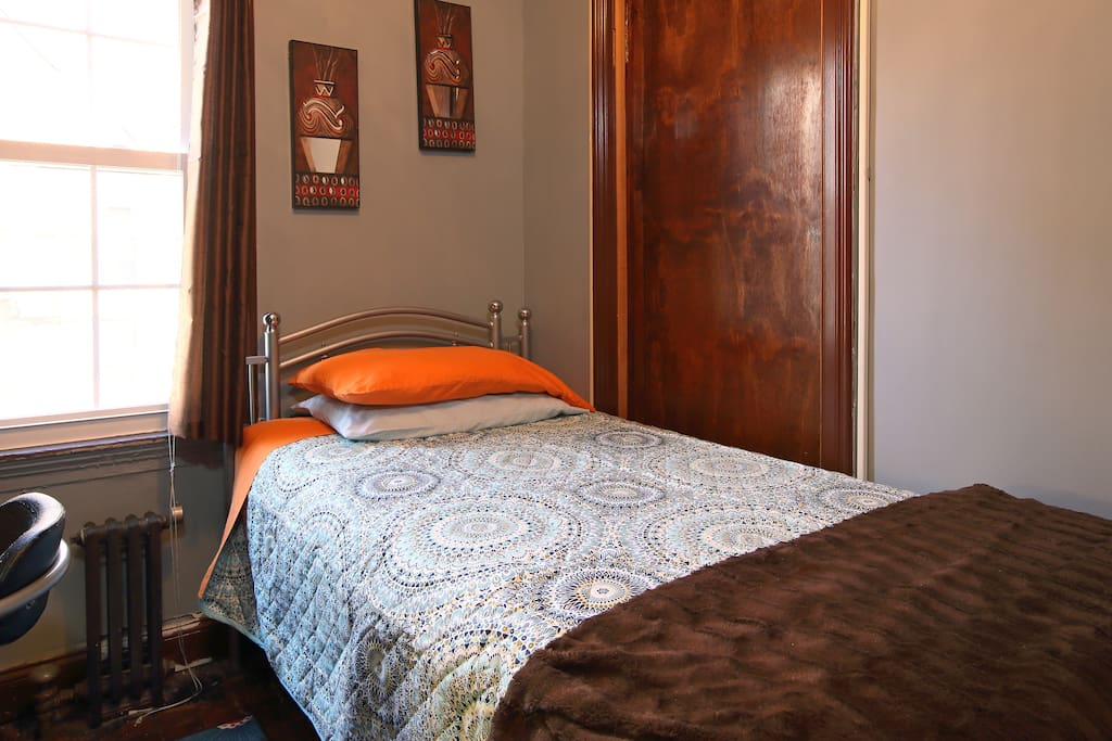Quiet, quaint room in Victorian Town House