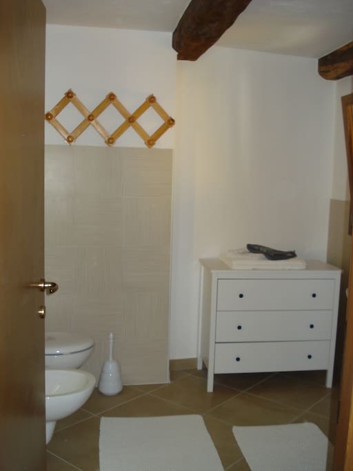 Badezimmer mit Dusche/WC