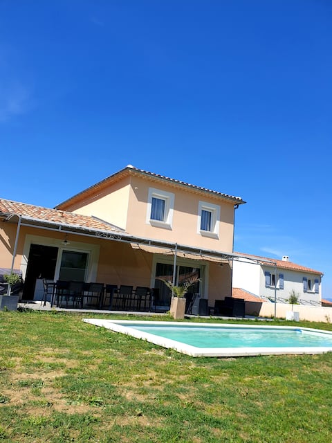 Peaceful haven with pool and view of Ventoux