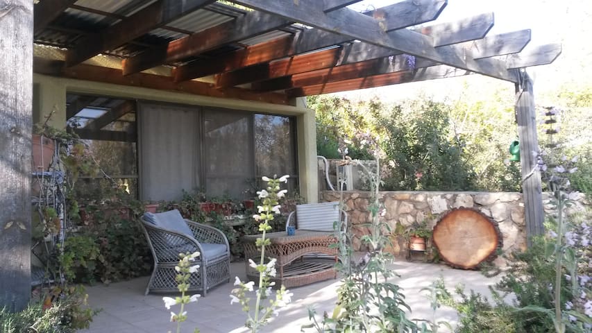 The place is pleasanat ,simple and quiet.