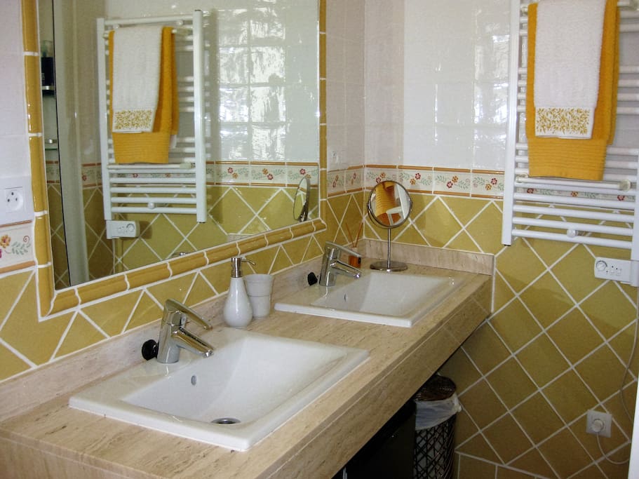 El cuarto de baño, en colores amarillos.
