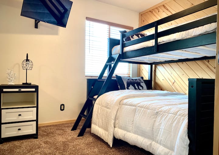 Tercer dormitorio que puede alojar hasta 3 huéspedes en la litera individual y completa. Las habitaciones cuentan con una variedad de juegos de mesa y una televisión inteligente con Netflix y aplicaciones. 