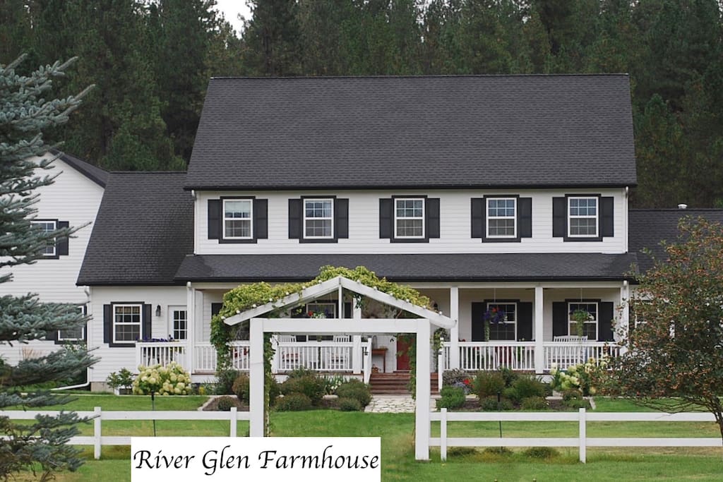 Another view of front of River Glen Farmhouse