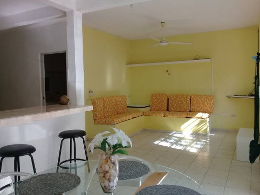Amplia y fresca Sala para 6 personas. comedor con mesa para 4 y barra desayunadora.