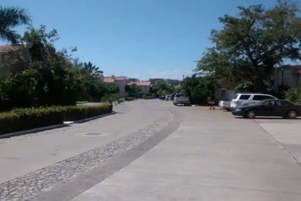 Tranquilo fraccionamiento a sólo 5 minutos de la playa y de la zona hotelera de Ixtapa.